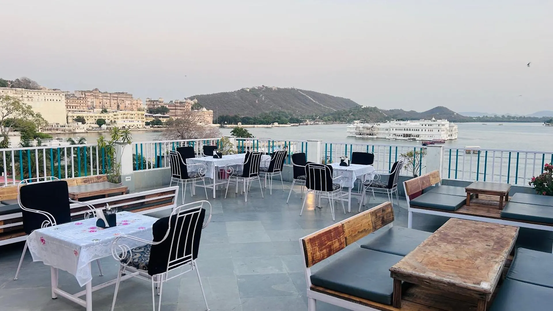 Prathaniya Comfort Stay Ουνταϊπούρ Ξενοδοχείο